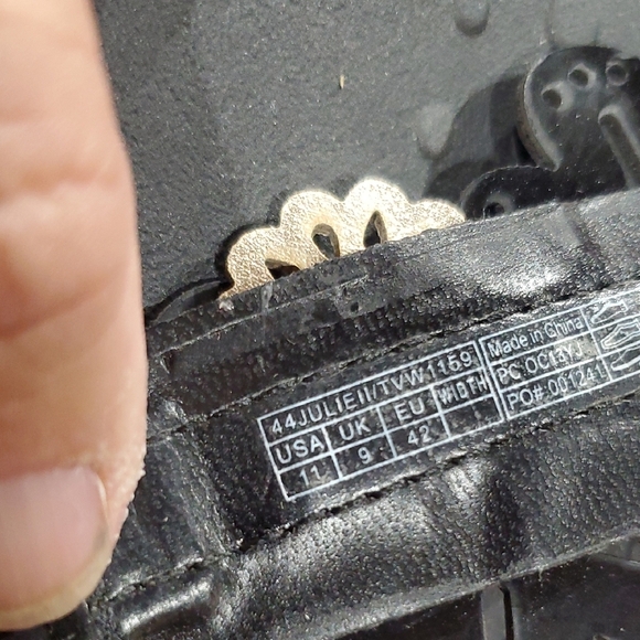 Vionic Black Julie Sandals with Floral T-Strap Design - Picture 6 of 8